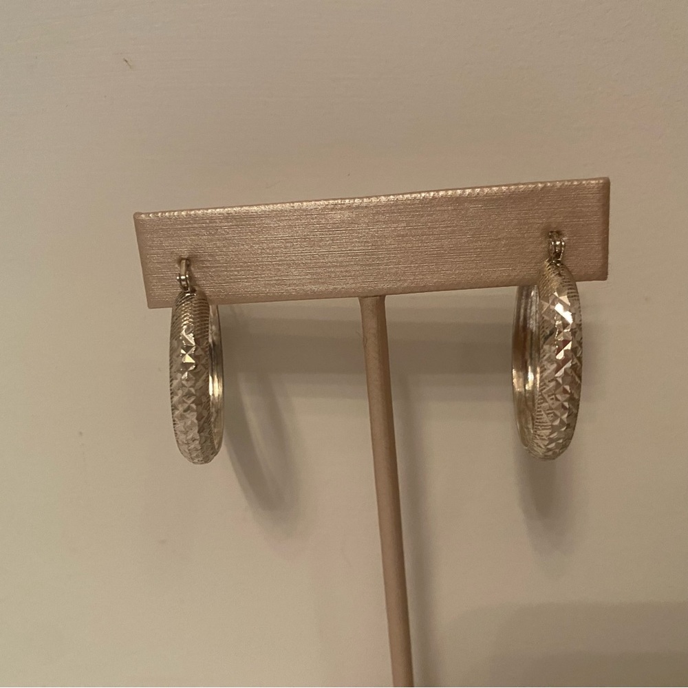 EARRINGS STERLING SILVER 925 HOOPS DIAMOND CUT DESIGN 1” HINGED SNAPBACK 4.2 g - Picture 3 of 8